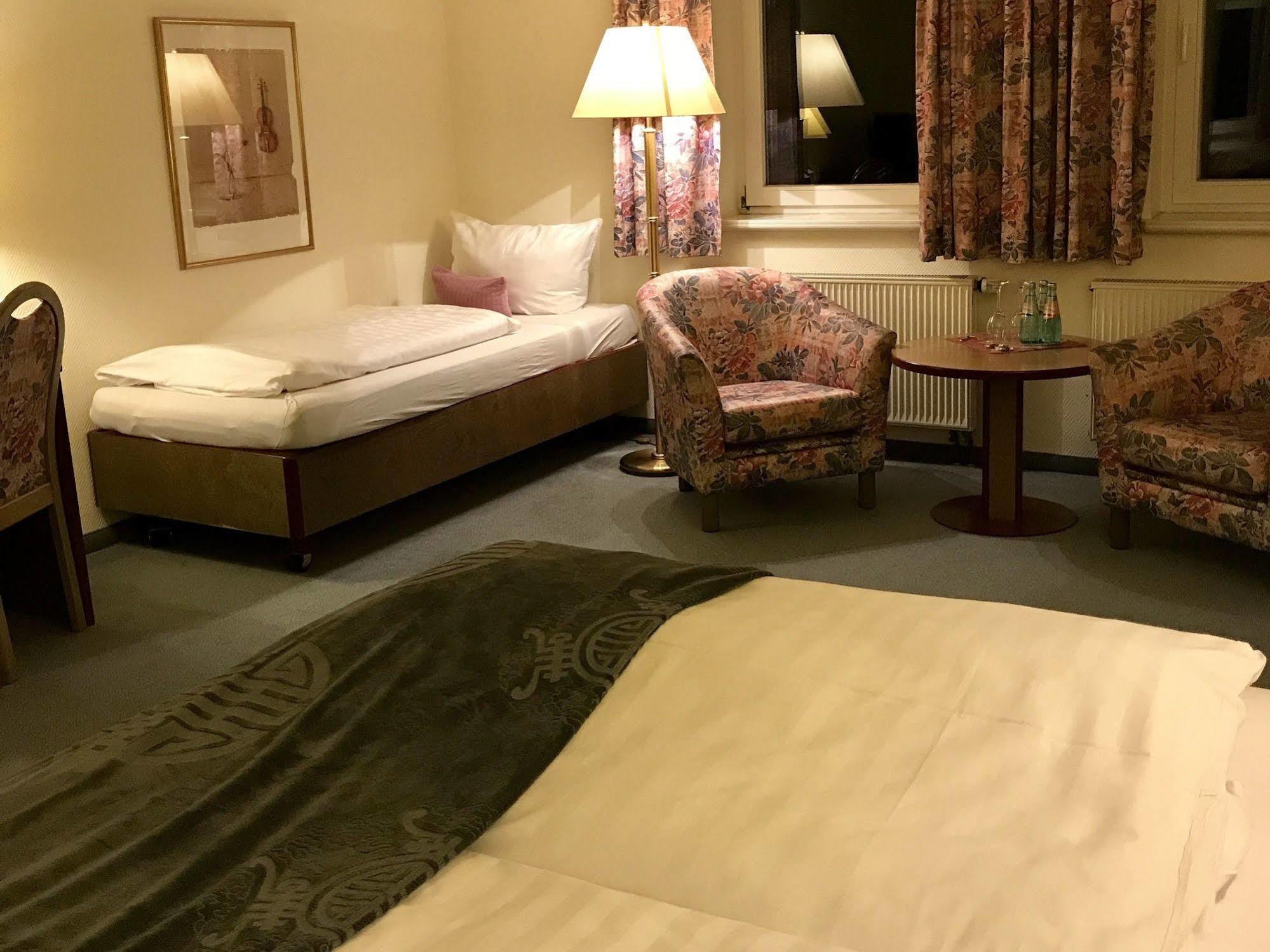 Dein Gutshof Hotel & Ferienwohnungen Гёрлиц Экстерьер фото